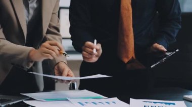 İş ekibi birlikte çalışıyor ve mali rapor hazırlıyor.