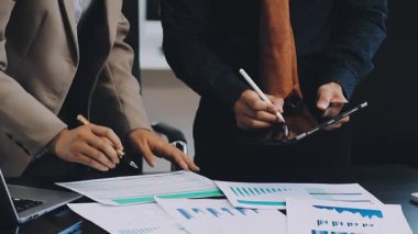 İş adamlarının buluşması ve beyin fırtınası konsepti