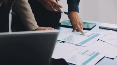 İş ekibi ofiste çalışıyor.