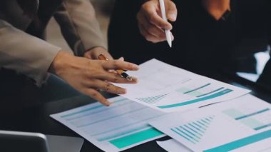 Ofis tartışırken iş adamları iş.