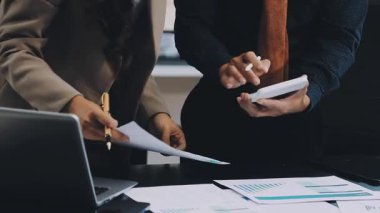 İş adamları yeni iş projesini tartışıyor.