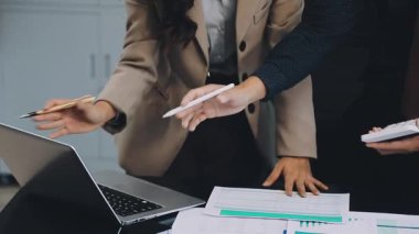 İş adamları masadaki proje üzerinde tartışıyor ve çalışıyor