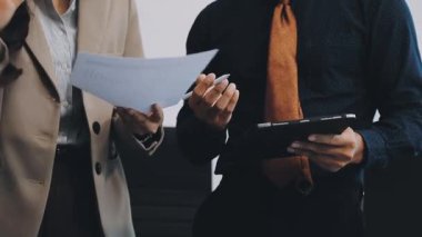 İş ekibi toplantısı ve yeni proje tartışması