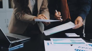 Ofiste birlikte çalışan iş ekibi. iş ve takım çalışması