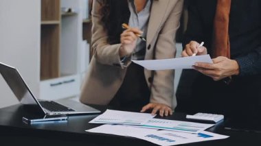 Ofiste çalışan iş adamı