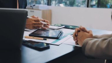 Ofiste dizüstü bilgisayarla çalışan genç iş adamları