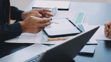 İş adamları ofiste toplanıyor ve tartışıyorlar.