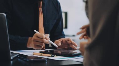 Ofiste çalışan bir işadamı.