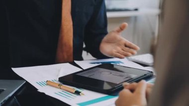 Dijital tablet üzerinde çalışan ve modern dijital tablet kullanan iş kadınlarının kapatılması