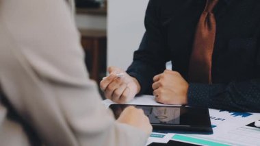 Ofiste çalışan bir iş adamı.