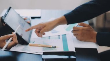 İş ekibi ofisinde toplanıyor..