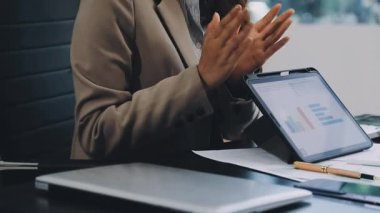 İşletme ekibi ofiste yeni projeyi tartışıyor