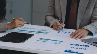 Ofiste dizüstü bilgisayar kullanan bir iş adamı