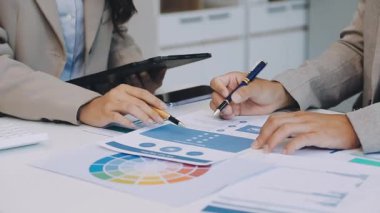 Modern ofiste birlikte çalışan iş adamları.