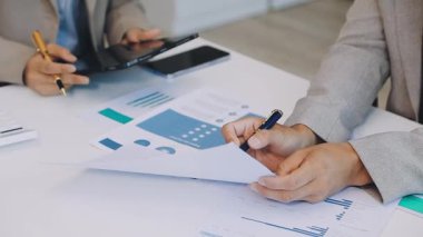 İş kadını ofiste çalışıyor.