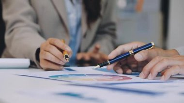 İş adamları masada toplanıyor, yeni bir projeyle uğraşıyorlar..