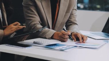 İş adamları mali planı tartışıyor