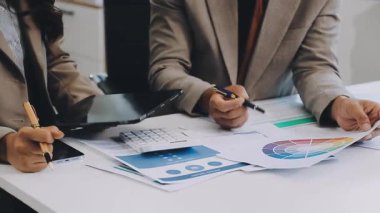 Ofisinde kalem ve belgeler olan bir iş kadını..