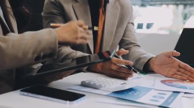 Belgelerle çalışan iş adamları