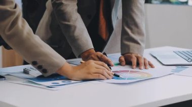 İş ekibi finansal grafikleri ve grafikleri tartışıyor