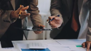 İş ekibi modern işyerinde yeni bir iş projesini tartışıyor ve planlıyor.