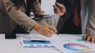 Bilgisayarla ve finansal tablolarla çalışan iş adamlarına yakın çekim. Ofiste iş görüşmesi, modern iş konsepti, bulanık geçmiş