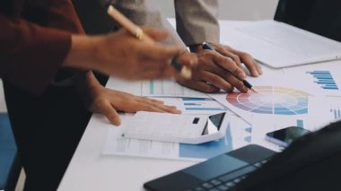 Ofiste çalışan iş adamları