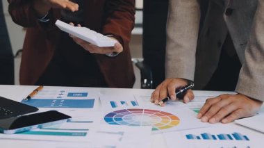 İş ekibi ofiste yeni iş projesini tartışıyor