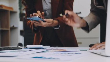 ofiste çalışan genç iş adamı