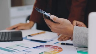 işadamı dijital tablet ile çalışma