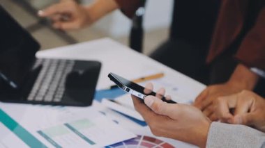 İşadamı dijital tablet kullanıyor ve modern ofiste projesi üzerinde çalışıyor.