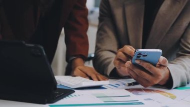 İş adamları bilgisayarda finansal grafik, grafik ve grafiklerle çalışır