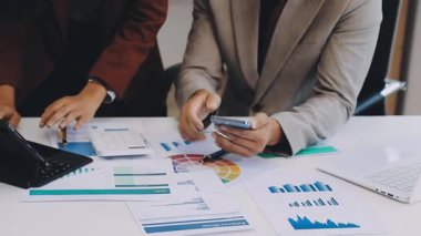 İş kadınları ofiste dizüstü bilgisayar ve tabletle çalışıyor. iş ve finans kavramı