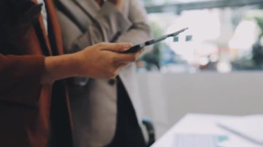 Genç işadamı kafede Smartphone kullanarak.