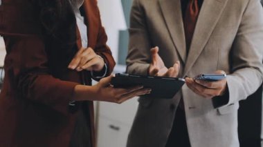 Ofiste tablet kullanan iş ekibi