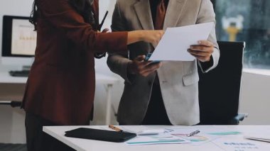 İş adamı ve iş kadınları el sıkışan