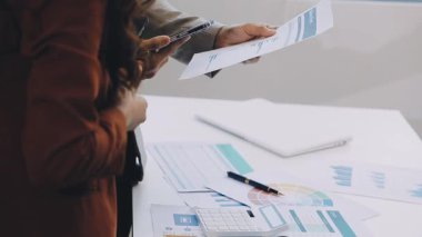 İş adamları ofiste toplanıyor.