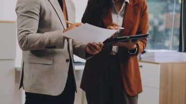 İki genç iş ortağı ofiste fikir ve planları tartışıyor.