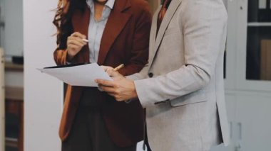 Belgeleri olan bir işadamı.