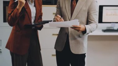 Ofiste çalışan iş adamları