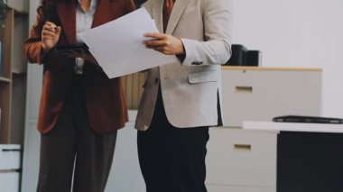 İş adamları modern bilgisayarda tartışıyor ve birlikte çalışıyorlar