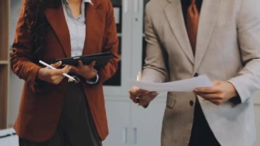 belgeler ile genç iş kadını