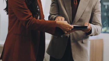 İş adamları ofiste yeni planları tartışıyor ve tartışıyorlar.