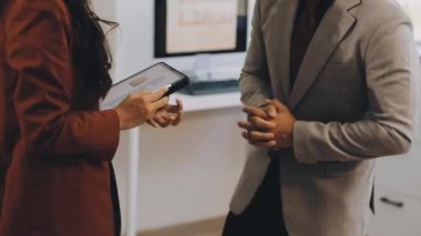 Genç iş adamları el sıkışıyor.