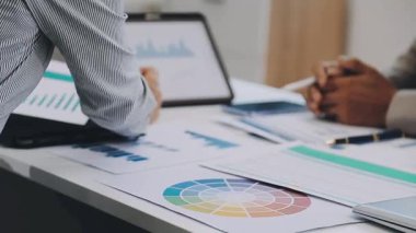 İş adamları beyin fırtınası yapıyor ve tartışıyorlar. Mali veriler ve ekip çalışması raporları. Takım çalışması çalışma konsepti.