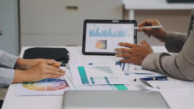 Yakın plan - iş adamının laptoptaki veri ve grafikleri analiz ederken görüntüsü