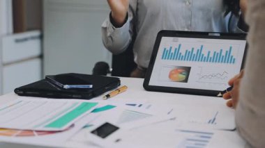 Ofiste mali rapor üzerinde çalışan iş kadınları.