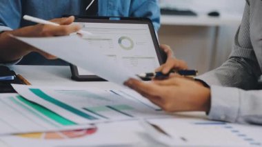 İş adamı finansal grafiği dizüstü bilgisayarla analiz ediyor