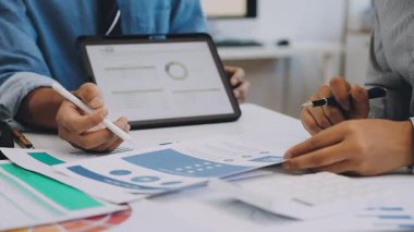 Finansal tablolarla çalışan iş adamları