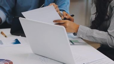 Ofiste çalışan iş ekibini kapatın.